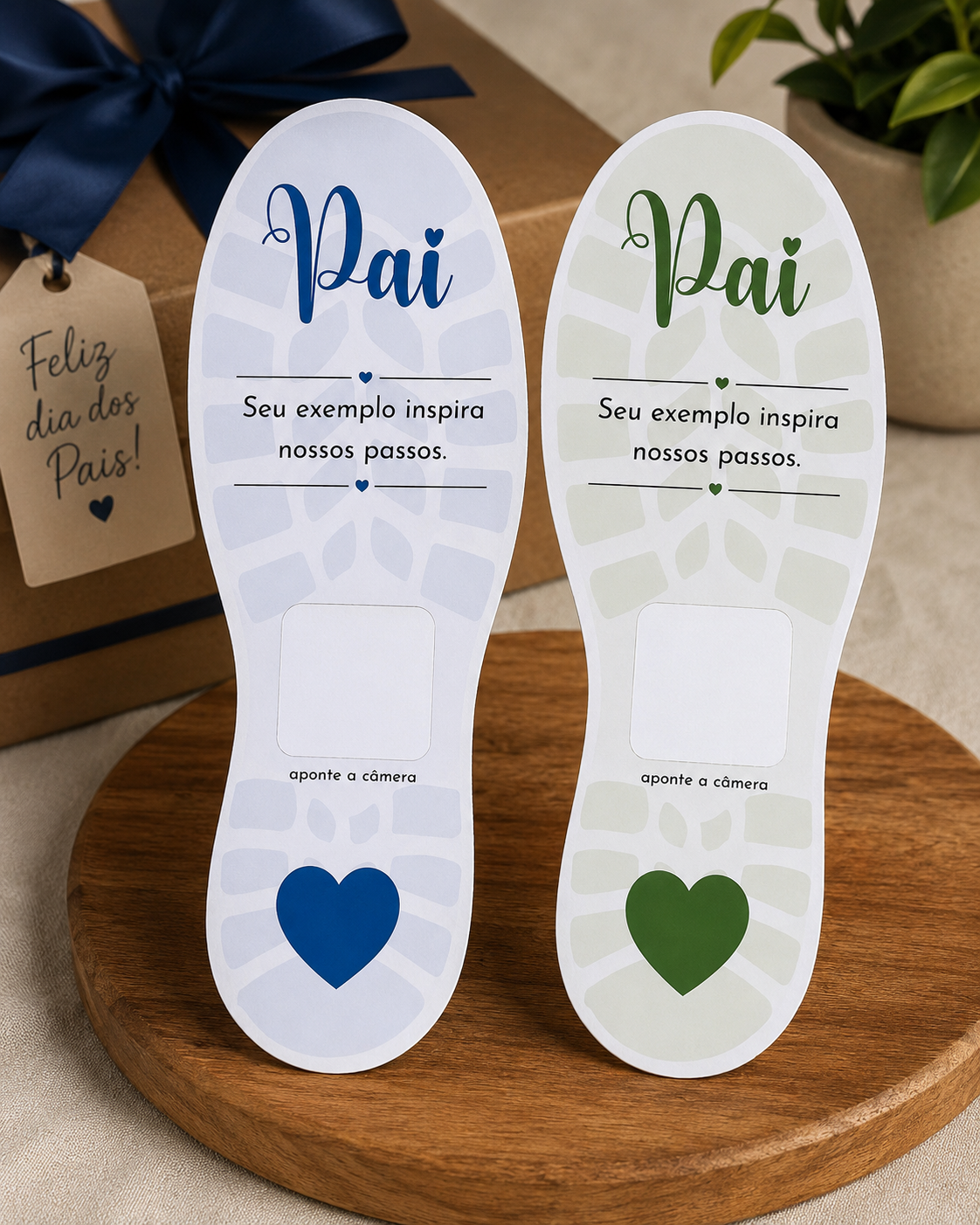 Lembrancinhas em formato de pegada com a palavra Pai e espaço para QR Code